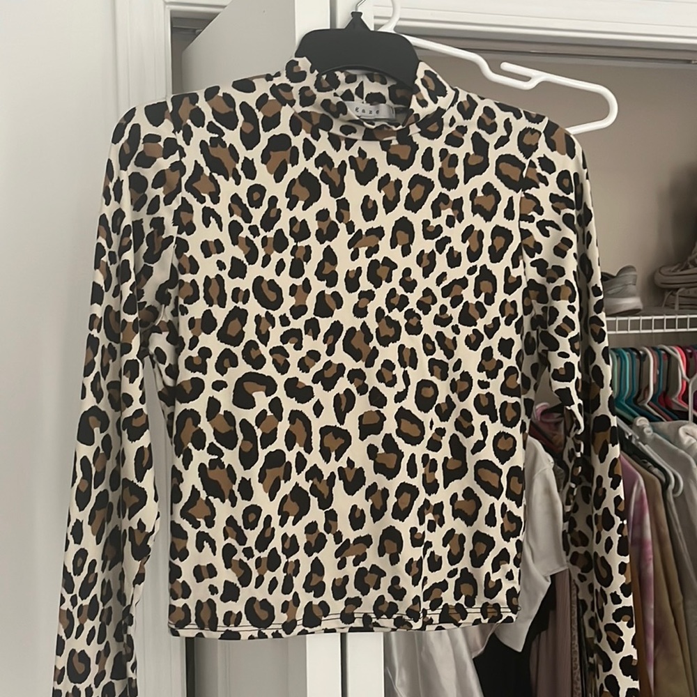 Cheetah long sleeve crop top